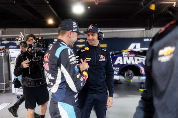 Broc Feeney et Jamie Whincup célèbrent une victoire.