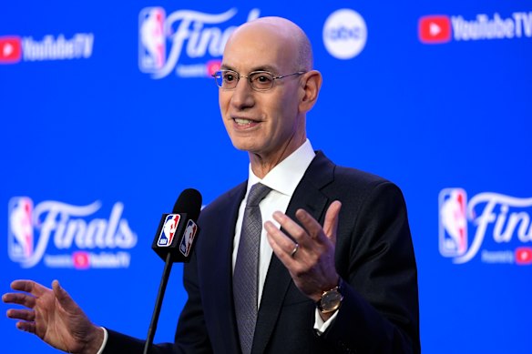 Le commissaire de la NBA, Adam Silver, a pris la défense de LeBron James.