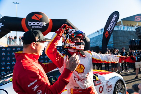 Brodie Kostecki célèbre après avoir remporté la pole position à Bathurst samedi.