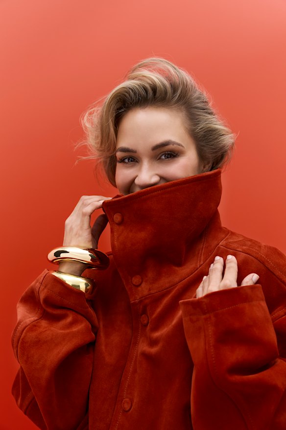 Veste « Darcy » en daim Aje, bracelets Dinosaur Designs.