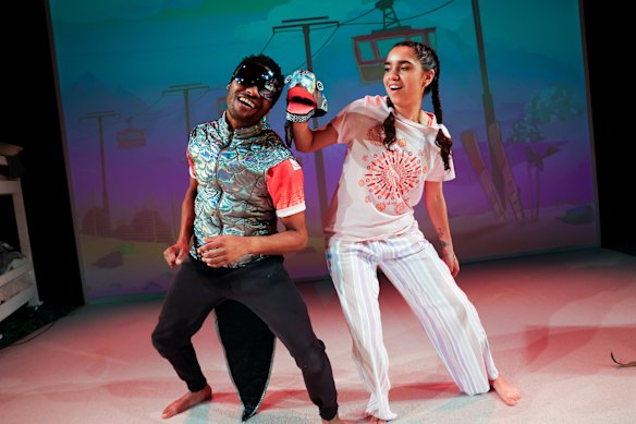   Benjin Maza et Tjilala Brown-Roberts dans La chanson du Bogong. 