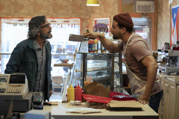 Marc Maron (Gideon Pearlman) et Alejandro Hernandez (Luis) dans L'Horreur de Dolores Roach.
