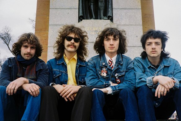 Les Gnomes des Royal Botanic Gardens de Melbourne tournent le clip de Flippin' Stomp. 