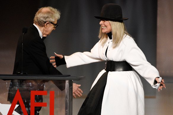   Woody Allen remet à Diane Keaton le 45e AFI Life Achievement Award en 2017.