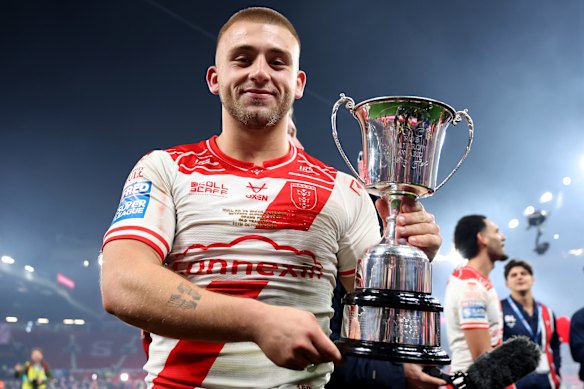 Mikey Lewis avec le trophée de la Super League après sa performance d'homme du match lors de la grande finale.