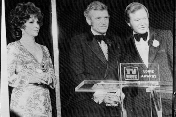 Lollobrigida s'est même rendue en Australie, apparaissant aux Logies de 1974 avec Bert Newton (à droite) et Leonard Teale.