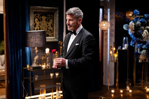 Barry « Bear » Myrden se prépare à présenter une rose lors de la première cérémonie des roses du Golden Bachelor
