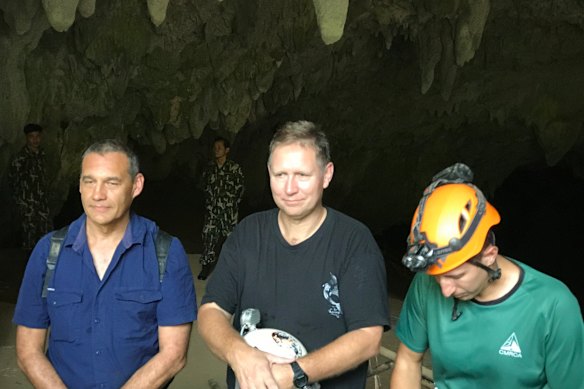 Retour triomphal : Craig Challen (à gauche), Harris et l'Américain Joshua David Morris à l'entrée de la grotte de Tham Luang en Thaïlande en 2019.