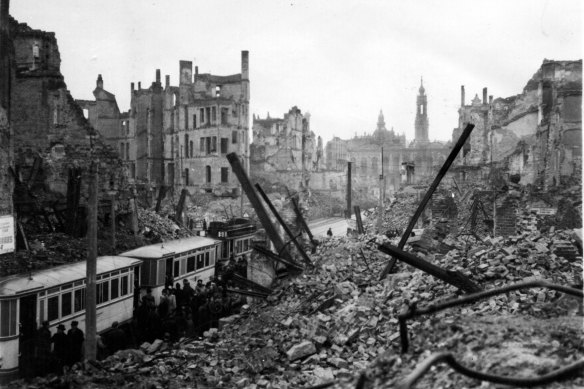 Dresde au lendemain de la campagne de bombardement des Alliés pendant la Seconde Guerre mondiale.