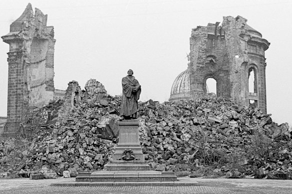Les décombres de la Frauenkirche (église Notre-Dame) à Dresde en 1967.
