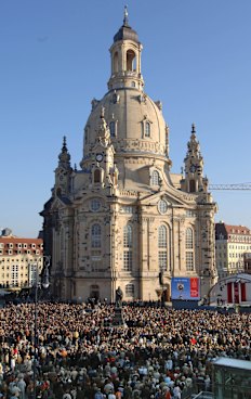 Les foules se rassemblent pour célébrer l'inauguration de la Frauenkirche reconstruite de Dresde en octobre 2005.