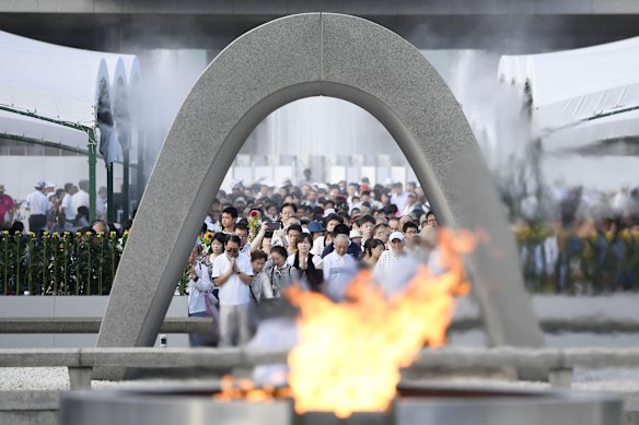 Les gens offrent des prières au parc du Mémorial de la Paix à Hiroshima.