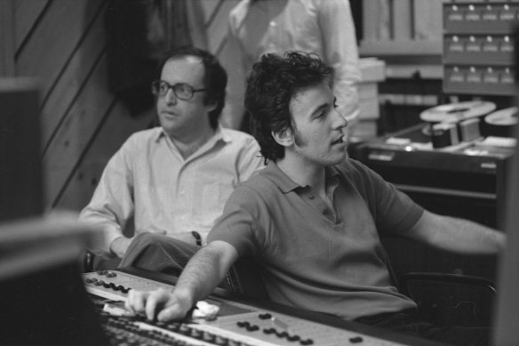 Jon Landau, à gauche, avec Bruce Springsteen en studio en 1980.