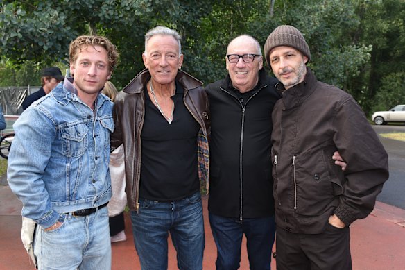De gauche à droite : Jeremy Allen White, Bruce Springsteen, Jon Landau et Jeremy Strong.