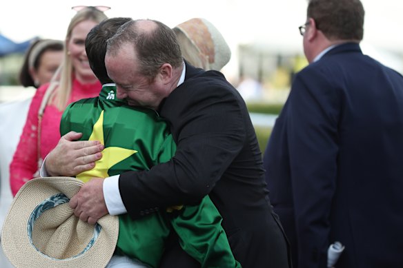 Wayne Hawkes embrasse Tyler Schiller après la victoire de Nepotism aux Champagne Stakes en avril.
