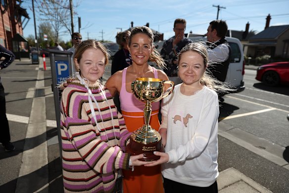 Imogen et Gabrielle Holcombe avec Payne et la Coupe.