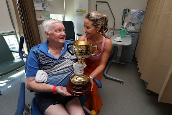 Payne rend visite à Gary Walters, un patient de l'hôpital de base de Ballarat.