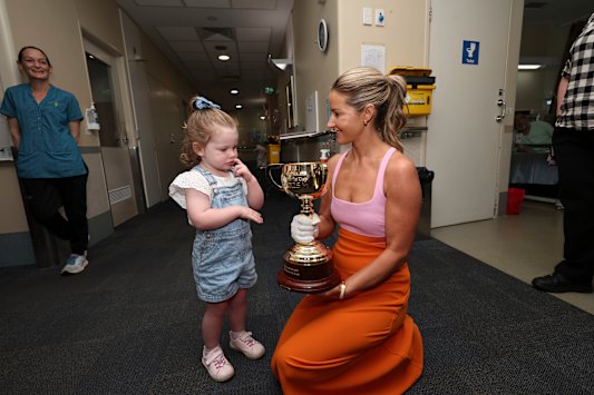 Michelle Payne avec Claire, 3 ans, venue à l'hôpital de la base de Ballarat pour voir la Coupe.