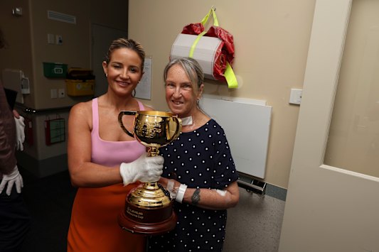 Michelle Payne avec Cathy Moore, patiente de l'hôpital de base de Ballarat.