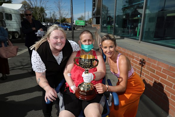 Payne avec Joanne Rudland (au centre) et son aide-soignante Keisha Waller.