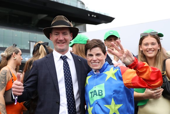 Ciaron Maher avec le jockey Craig Williams après la victoire de Bella Nipotina dans l'Everest de l'année dernière.