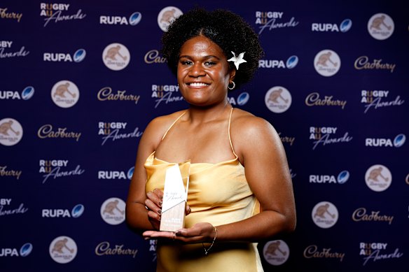 Tabua Tuinakavadura pose avec le prix du joueur Wallaroos de l'année.