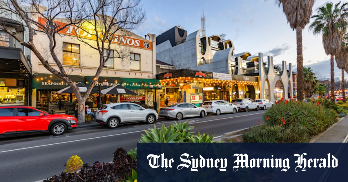 Les fours à pizza de fin de soirée de Topolino, pilier de St Kilda, font face à l'heure de fermeture sur Fitzroy Street