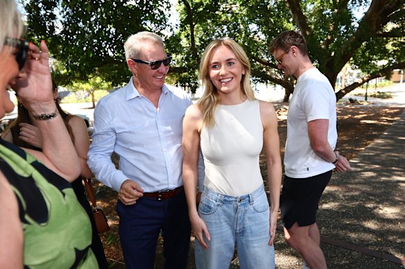 Ariarne Titmus avec des membres de sa famille à Brisbane vendredi.