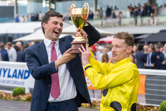 Freedman et Zahra brandissent la Coupe Caulfield après la victoire de Without A Fight.