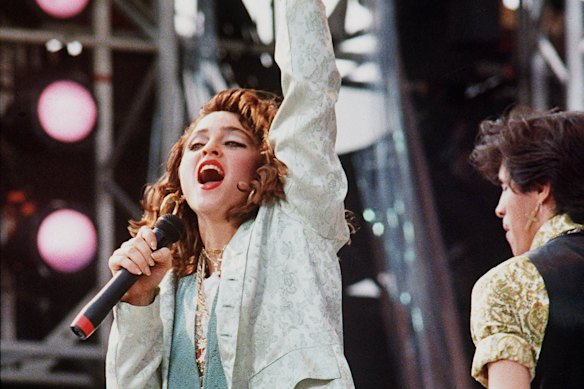 Les artistes de l’ère MTV, dont Madonna, se sont tournés vers les vidéoclips parallèlement à des techniques de marketing plus traditionnelles.