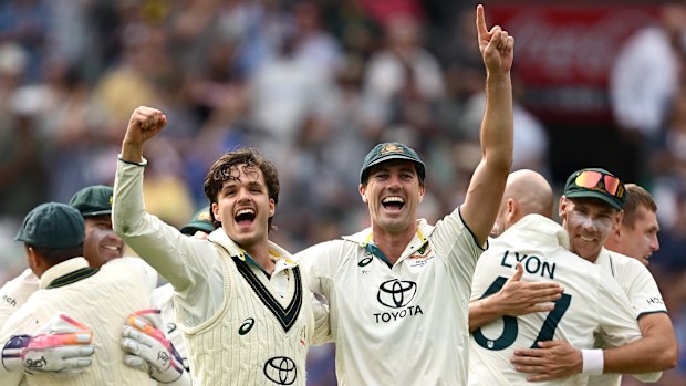Cummins et Sam Konstas célèbrent la victoire de l'Australie sur l'Inde lors du Boxing Day Test l'été dernier.