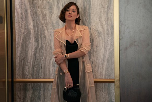 Cotillard dans le rôle de Céline Dumont dans la dernière saison de Morning Wars.