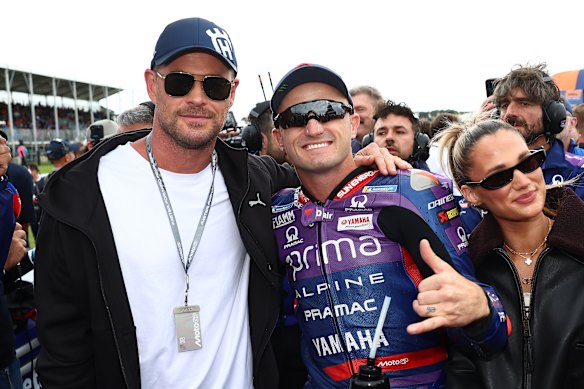 Le cavalier australien Jack Miller (à droite) avec l'acteur Chris Hemsworth à Phillip Island dimanche.