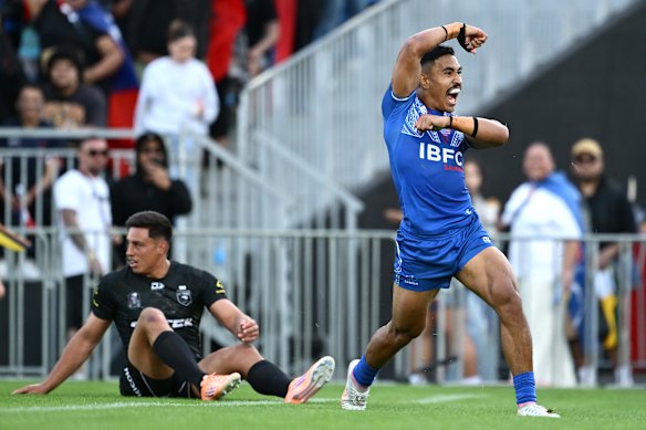 Deine Mariner célèbre son essai pour les Samoa.