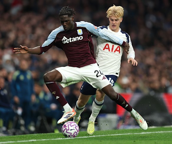 Amadou Onana d'Aston Villa est défié par Lucas Bergvall des Spurs.