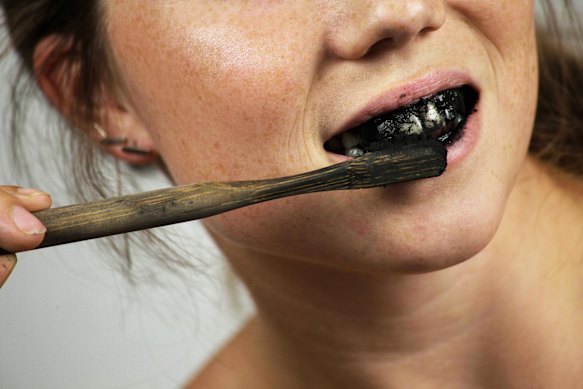 Les dentifrices au charbon et autres abrasifs agressifs peuvent user l’émail de vos dents au fil du temps.