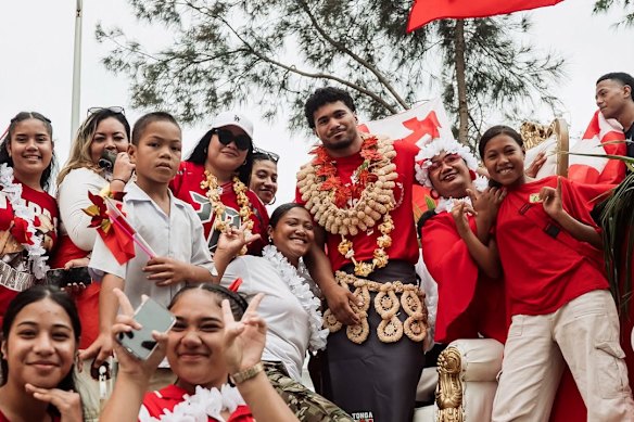 Rob Toia s'imprègne de la culture locale des Tonga la semaine dernière.