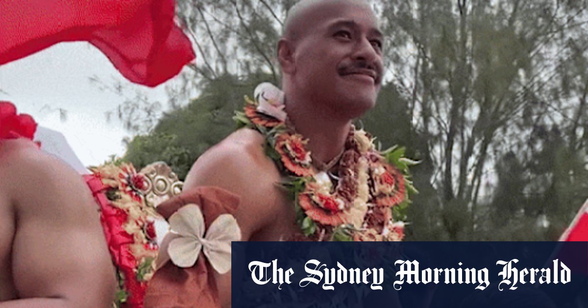 Une star assaillie aux Tonga alors que son équipe visite des villages, des écoles et des hôpitaux