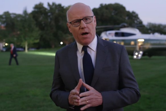 John Lyons photographié lors de son enquête Four Corners avec Trump en arrière-plan.