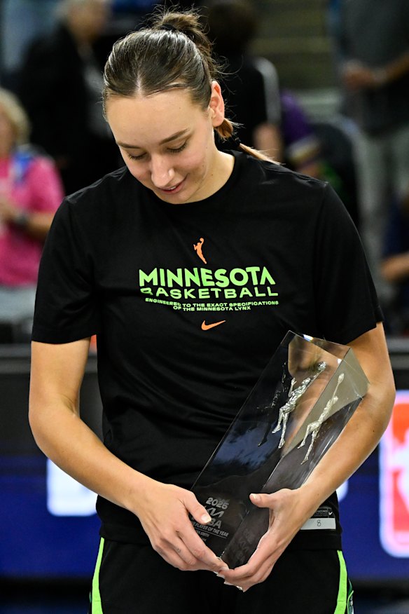 Alanna Smith reçoit son trophée de co-joueuse défensive de l'année.