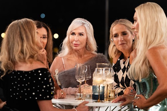 C'est rafraîchissant de voir des femmes de plus de 50 ans représentées comme autre chose que des gardiennes, mais la série semble toujours désuète.