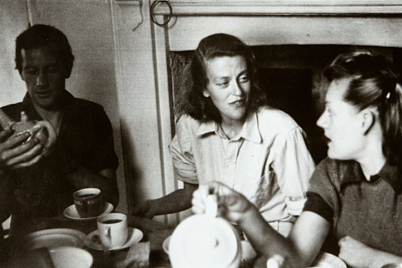 Photographie d'Albert Tucker, Arvo Tea : Sidney Nolan, Sunday Reed et Joy Hester (1945).