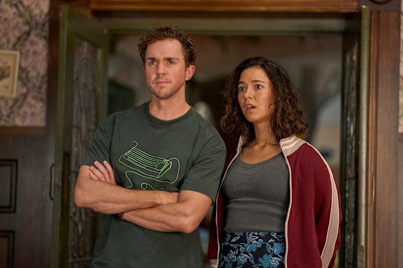 Rowan Witt dans le rôle de Sean et Tamala dans le rôle de Kate dans Ghosts Australia.