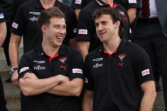 Zach Merrett et Andrew McGrath partagent un rire en avril. Merrett pourrait encore céder le poste de capitaine à McGrath avant la saison prochaine.