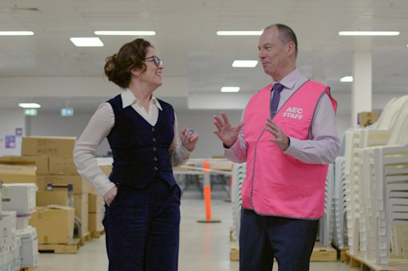 Annabel Crabb avec le fier commissaire de l'AEC, Jeff Pope, dans Civic Duty d'Annabel Crabb.