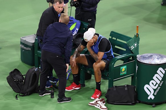 Nick Kyrgios, abattu, a dû abandonner en raison d'une blessure au poignet à Indian Wells cette année.