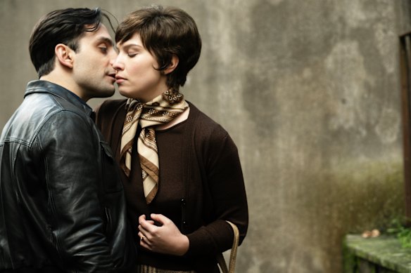  Valentino Mannias dans le rôle de Salvatore et Francesca Olia dans le rôle de Barbara dans Le Monstre de Florence.
