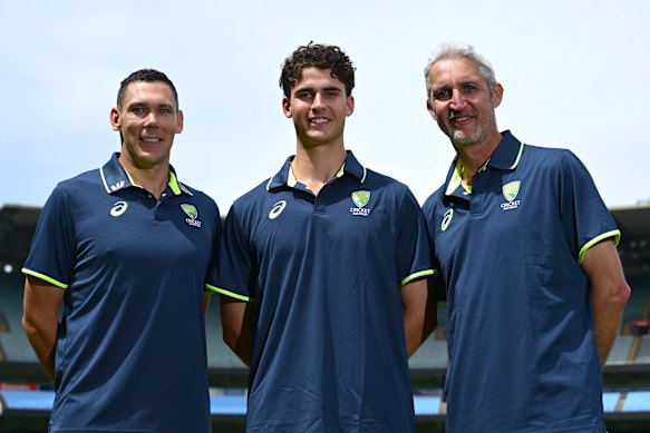 Les joueurs de cricket autochtones (de gauche à droite) Scott Boland, ainsi que Jackson et Jason Gillespie.