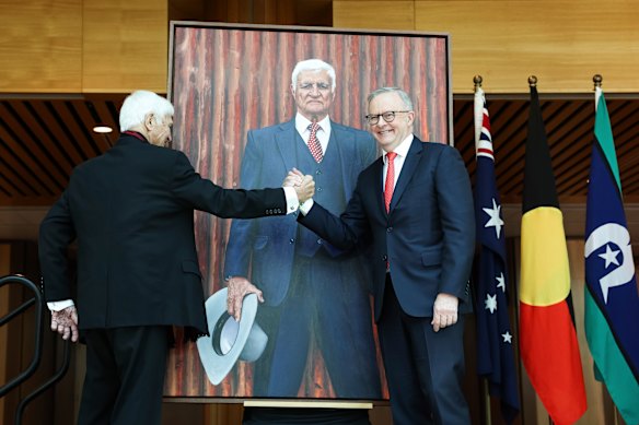 Bob Katter et le Premier ministre Anthony Albanese se serrent la main devant le portrait du premier.