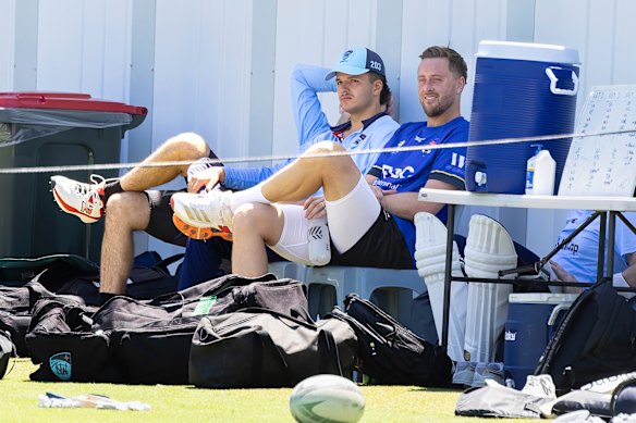 Sam Konstas et Ollie Robinson se détendent à l'entraînement de NSW jeudi à Sydney.